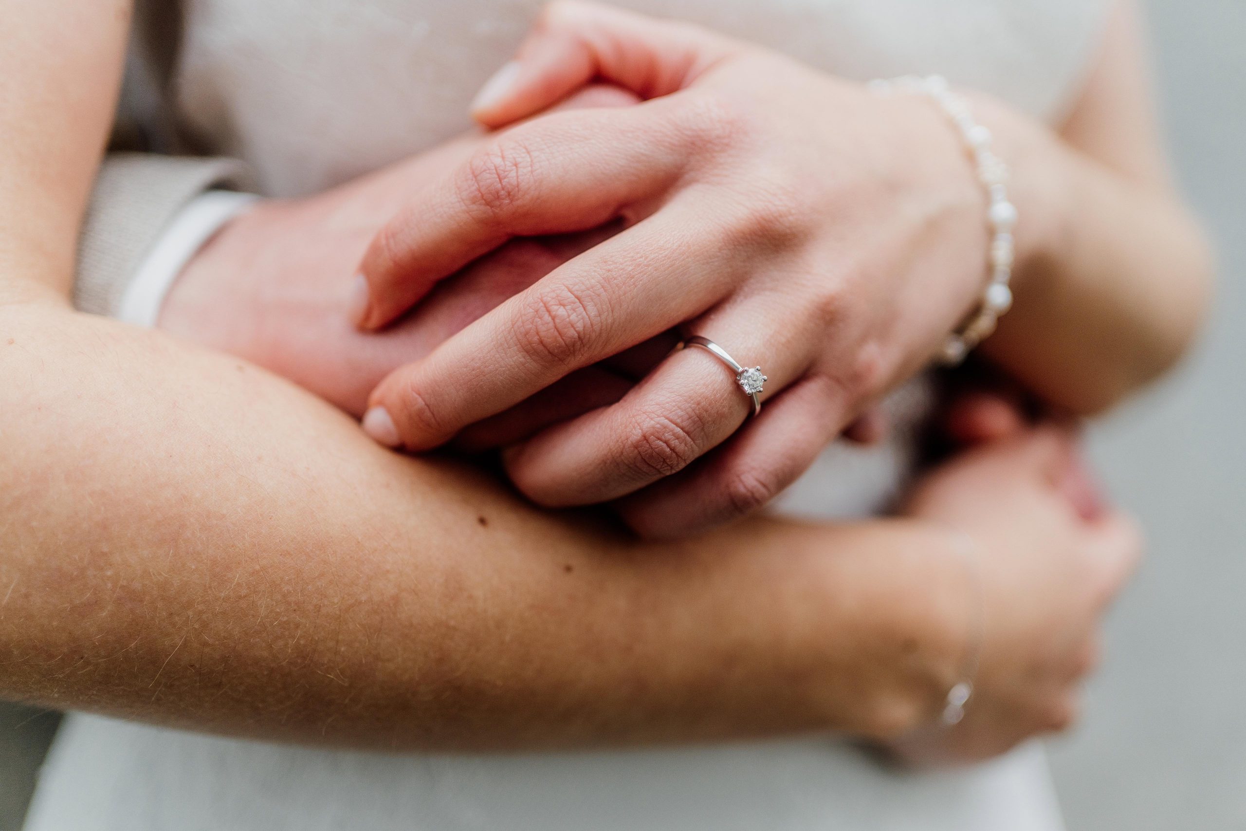Hände des Brautpaares mit Verlobungsring - Hochzeitsplanung Darmstadt & Rhein-Main