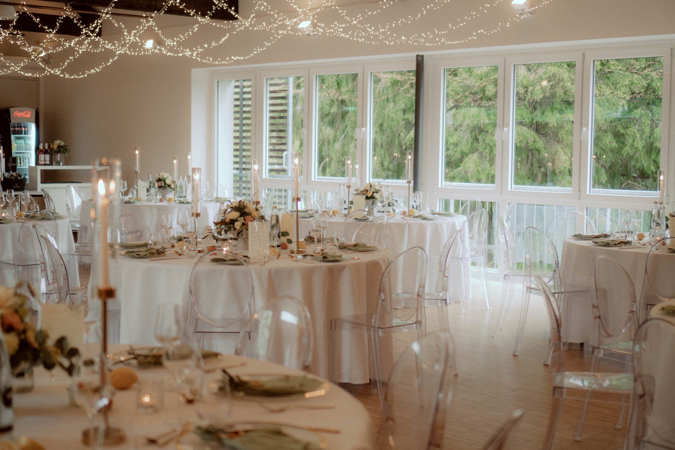 Hochzeitslocation mit eingedeckten Tischen - Hochzeitsplanung Darmstadt & Rhein-Main