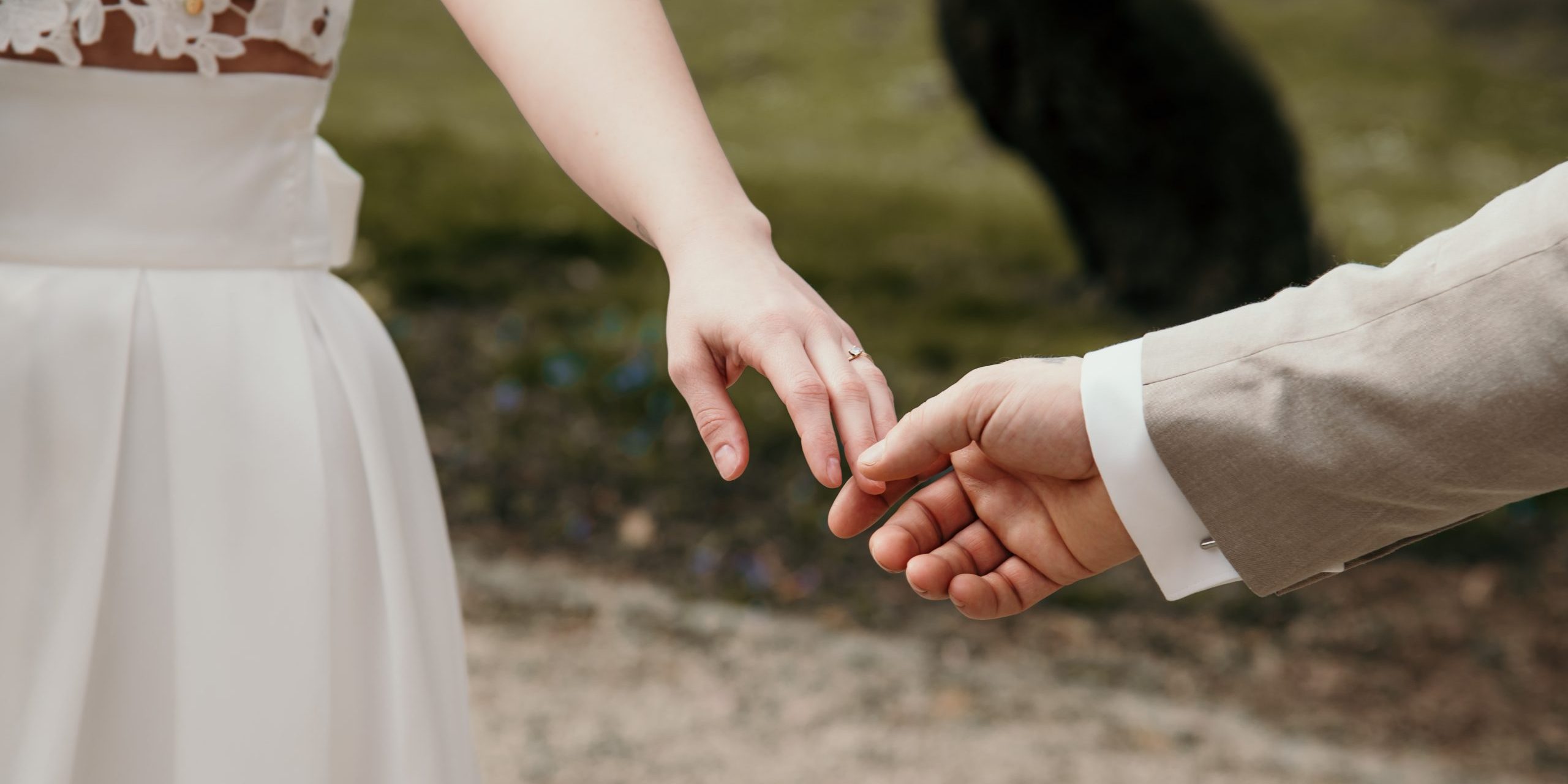 DSC-6933 Brautpaar berührt sich an den Händen