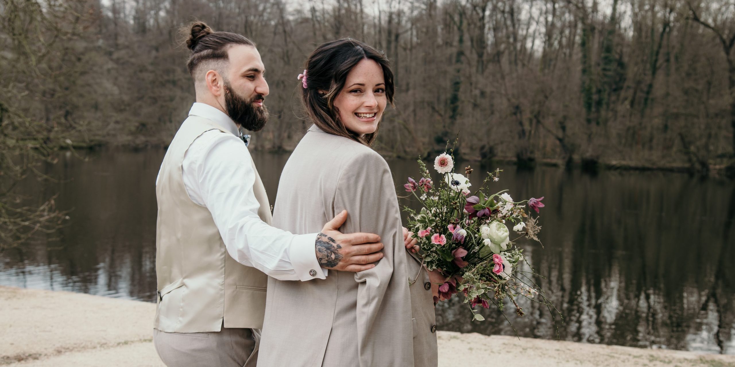 Ehepaar läuft Arm in Arm am See