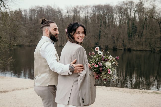 Ehepaar läuft Arm in Arm am See