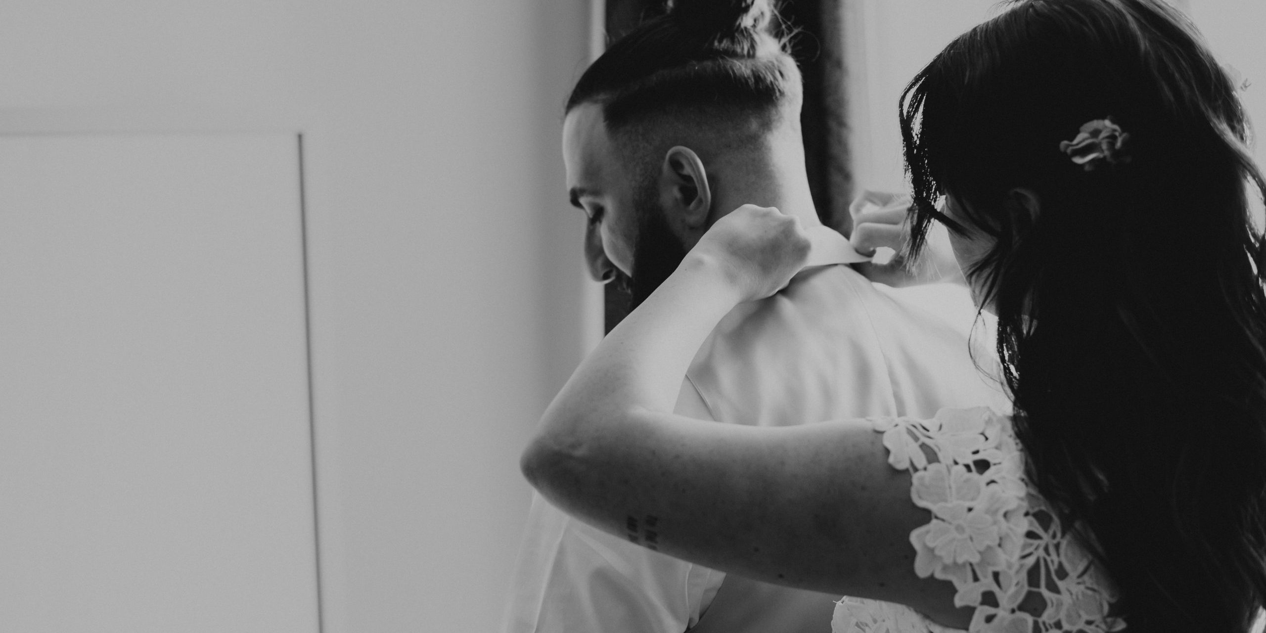 DSC-7752 schwarz weiß, Braut klappt Bräutigam dem Hemdkragen um