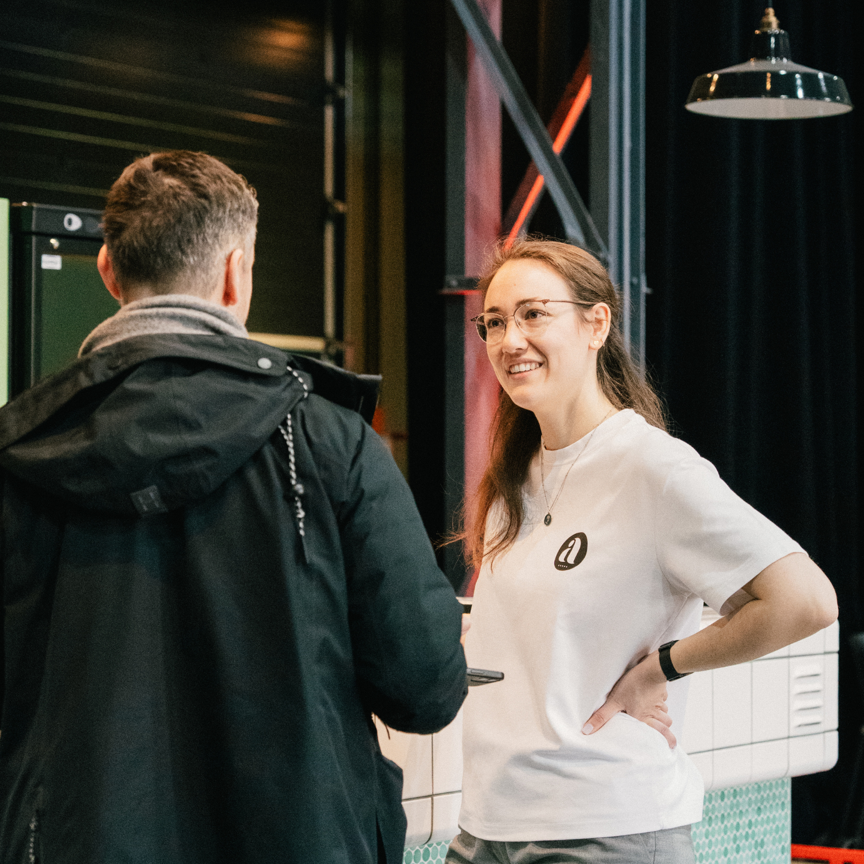 Alina spricht mit einem Dienstleister-Kollegen