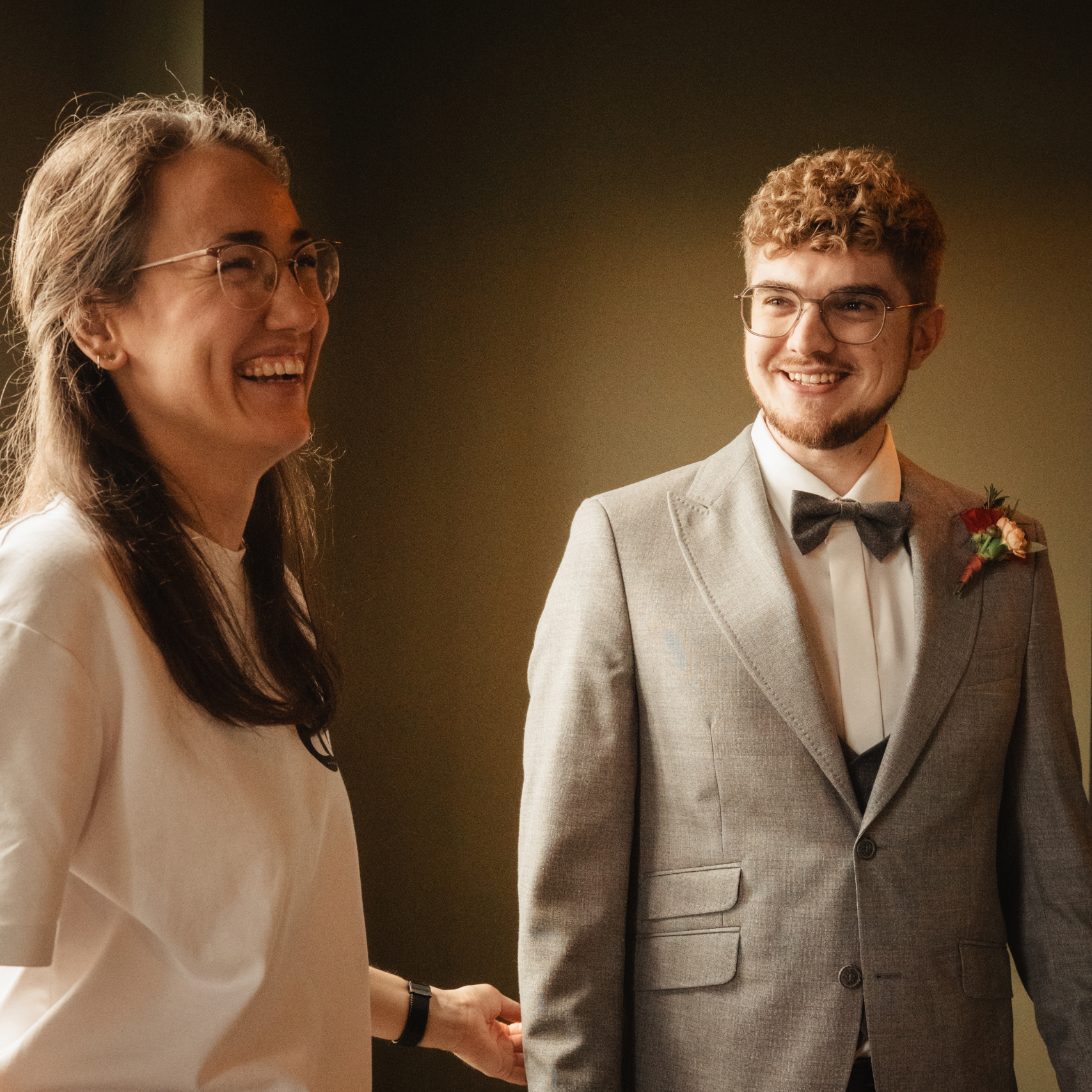 Alina lacht mit dem Bräutigam