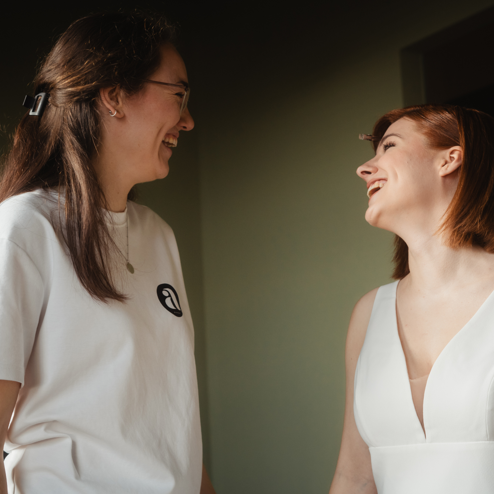 Alina lacht beim Getting Ready mit der Braut