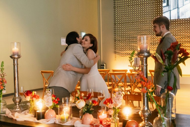 Alina gratuliert dem Brautpaar