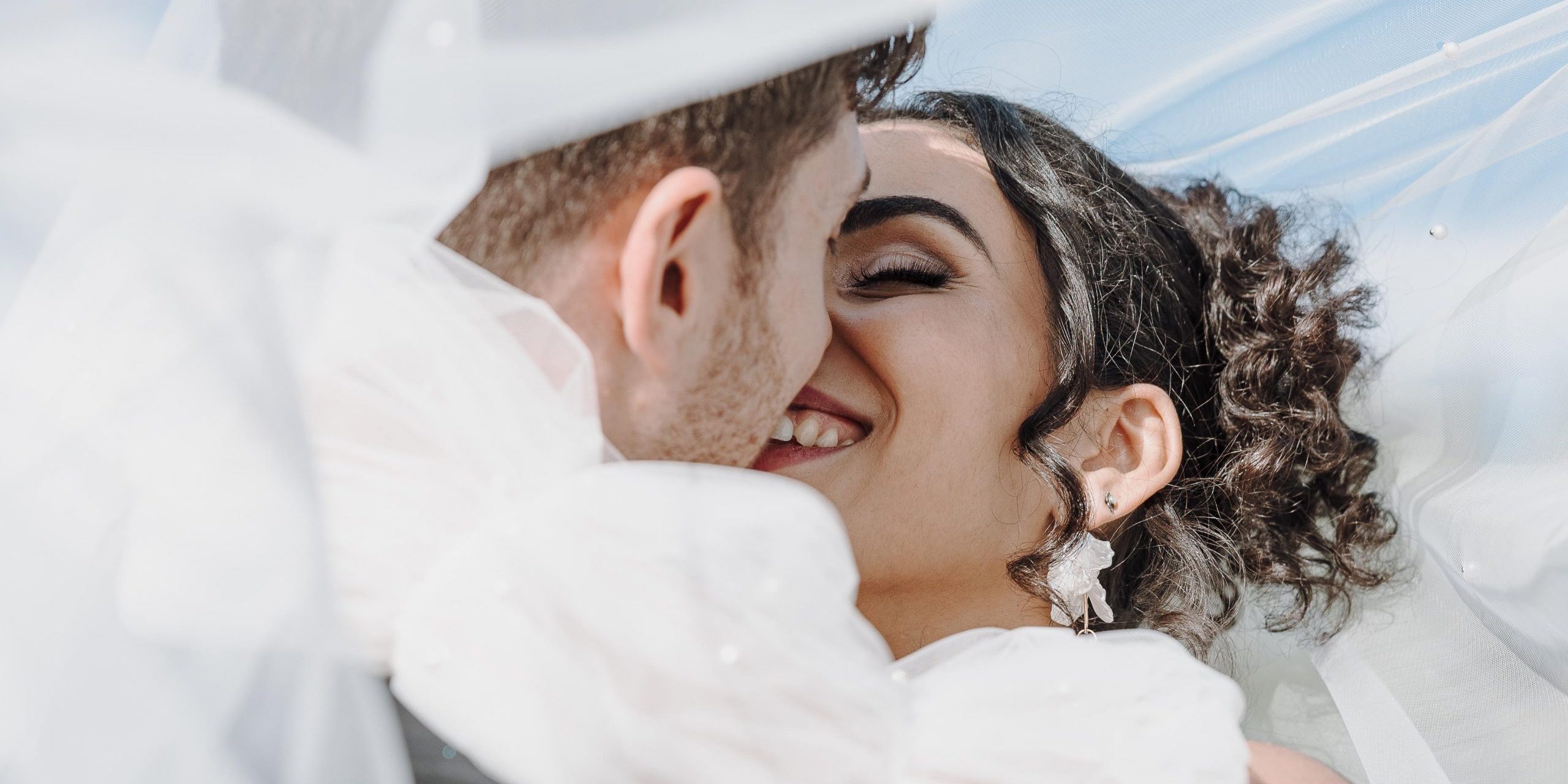 Philippkuhnphoto_Hochzeitsfotograf_1 Brautpaar küsst sich unterm Schleier