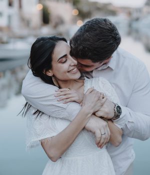 Mann küsst frau von hinten am Hals