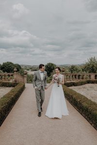 Brautpaar geht lachend im Park spazieren