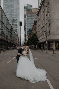 Brautpaar küssend vor der Sykline Frankfurts