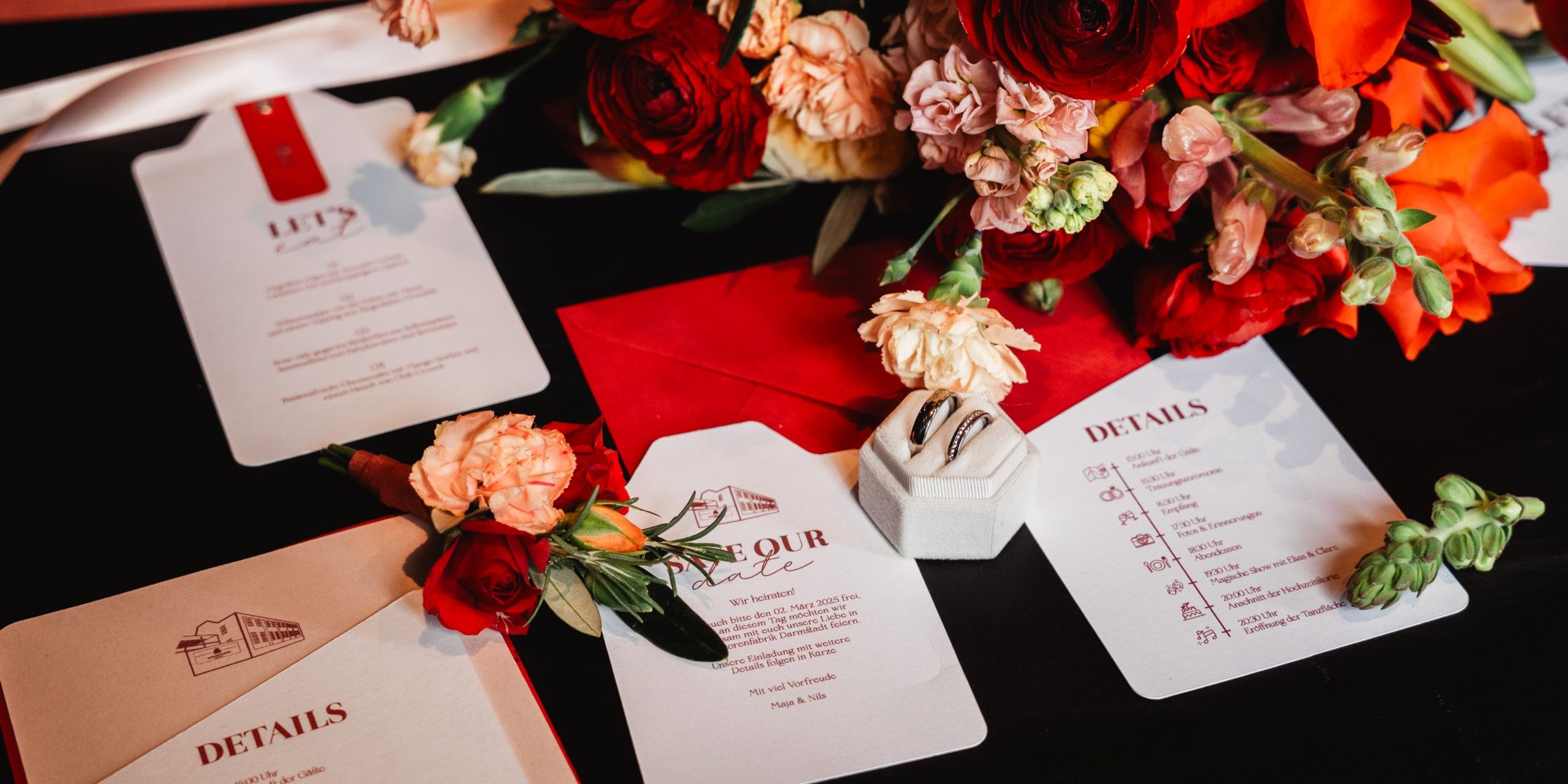 Flatlay mit Papeterie, Ringen und Brautstrauß