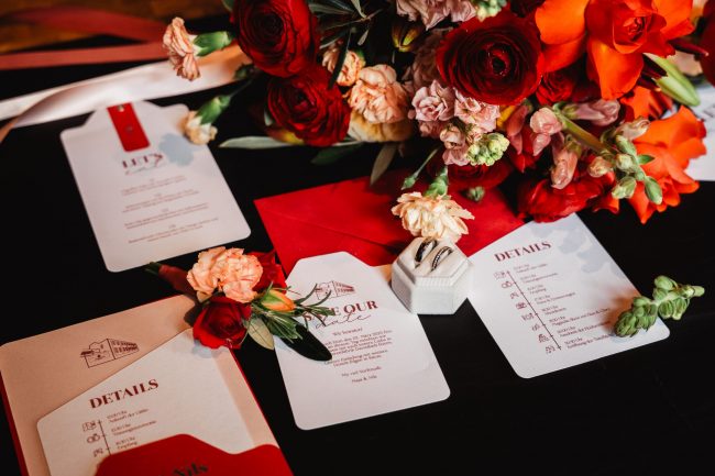 Flatlay mit Papeterie, Ringen und Brautstrauß