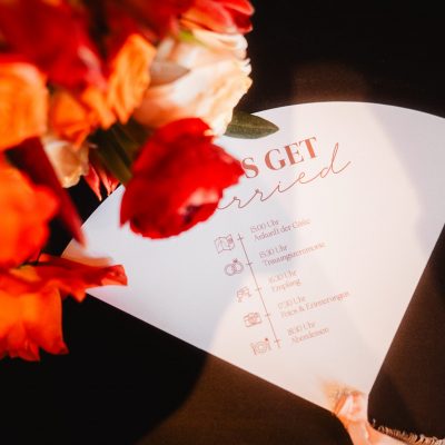 Details zur Hochzeit auf einem fächerförmigen Papier