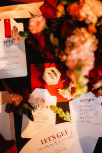 Flatlay zur Hochzeit mit Papeterie, Ringen und Brautstrauß