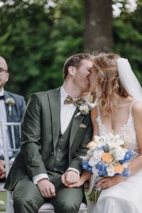 Brautpaar küsst sich bei der Trauung