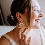 Braut mit Ohrringen 6 Brautatelier Herzlichkeit glückliche Braut trägt den Schmuck aus dem Brautatelier Herzlichkeit