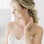 Braut mit Ohrringen 4 Brautatelier Herzlichkeit blonde Braut trägt den Schmuck aus dem Brautatelier Herzlichkeit