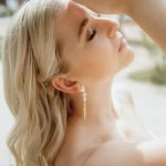 Braut mit Ohrringen 3 Brautatelier Herzlichkeit Braut trägt den Schmuck aus dem Brautatelier Herzlichkeit