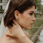 Braut mit Ohrringen 1 Brautatelier Herzlichkeit Braut trägt den Ohrschmuck von Brautatelier Herzlichkeit