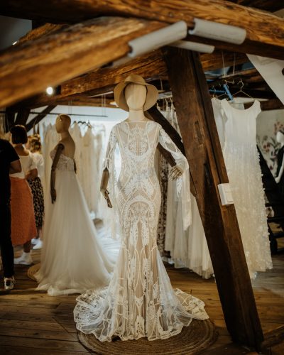 Brautatelier Herzlichkeit mit Kleid Schaufensterpuppe mit Brautkleid im Dachgeschoss von Brautatelier Herzlichkeit