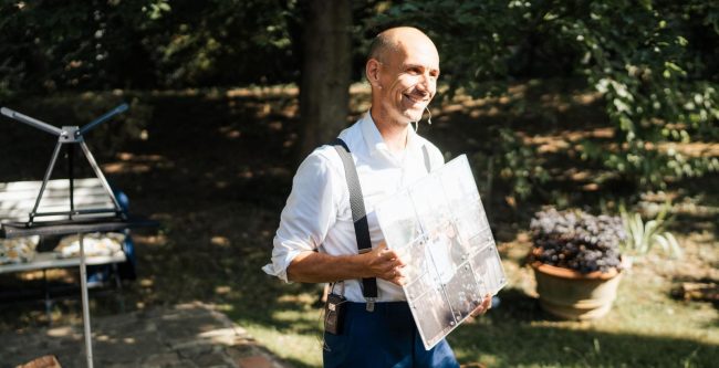 Zauberer Andreas Fließgarten mit Bild Andreas Fließgarten steht mit Bild im Garten