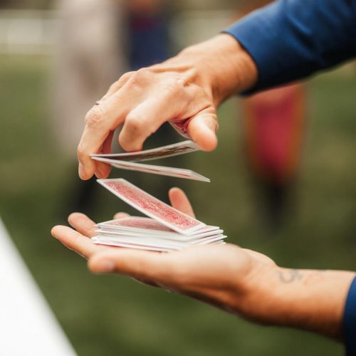 Nahaufnahme Kartentrick mit Andreas Fließgarten