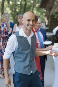 Andreas Fließgarten beim Zaubern am Tisch