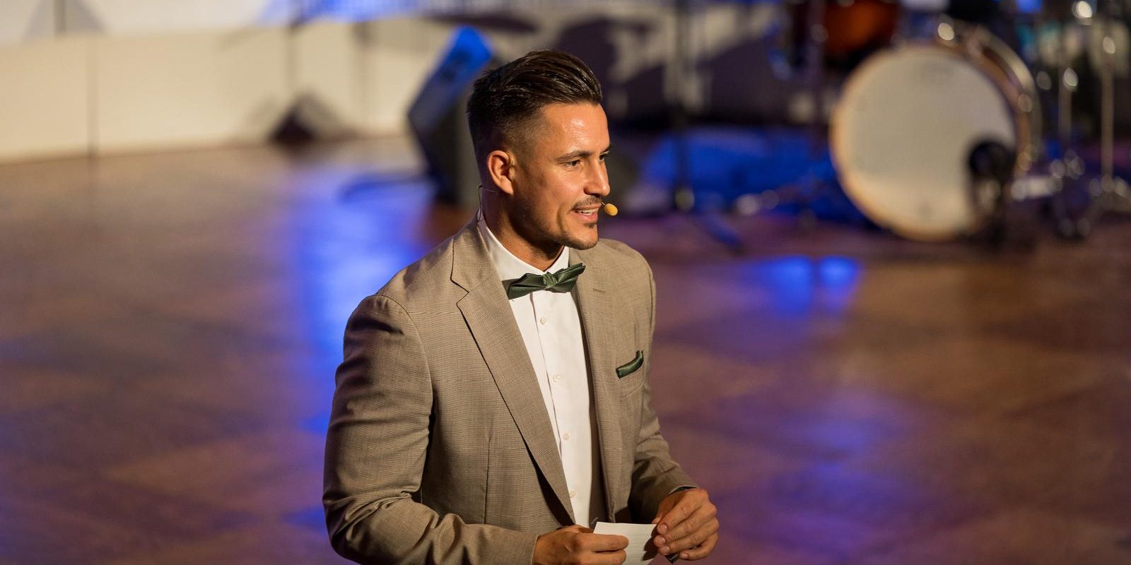 Simon Keller steht auf einer großen Bühne