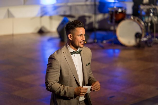 Simon Keller auf der Bühne Simon Keller steht auf einer großen Bühne