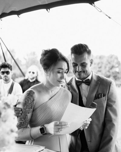 Freier Redner schaut der Trauzeugin über die Schulter