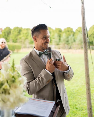 Freier Redner spricht auf einer freien Trauung im Grünen