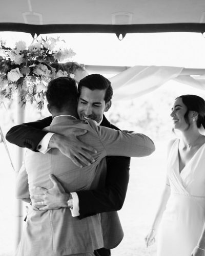 Redner umarmt den Bräutigam nach der freien Tauung