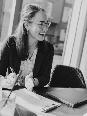 Alina Schäfer beim Beratungstermin schwarz weiß Aufnahme von Alina