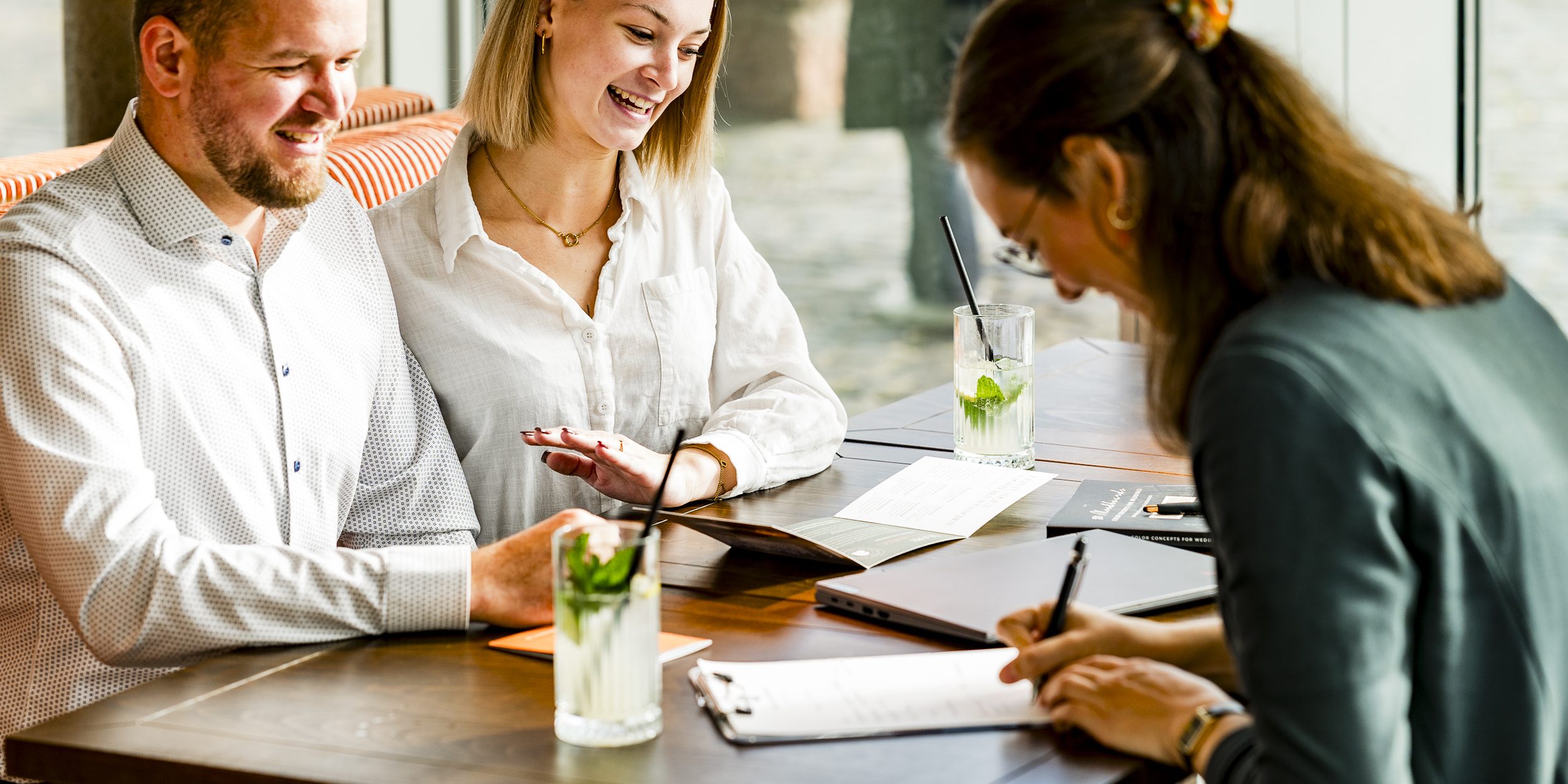 Beratungstermin a-Hochzeitsplanung Alina im Gespräch mit einem Brautpaar