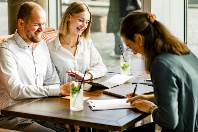 Beratungstermin a-Hochzeitsplanung Alina im Gespräch mit einem Brautpaar