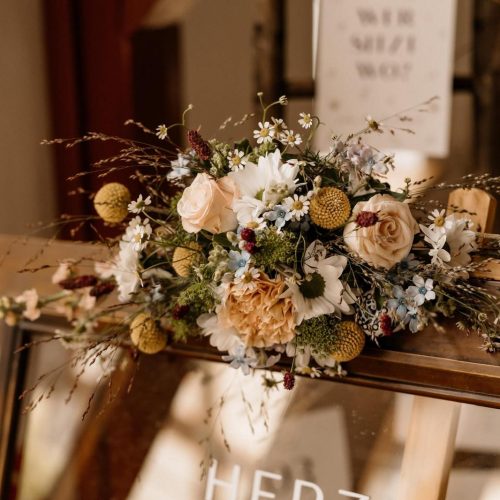 Blumen am Willkommensschild von Blüten(t)raum Mainz