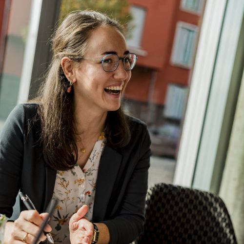 Alina, die Hochzeitsplanerin bei der Arbeit mit Stift und Papier