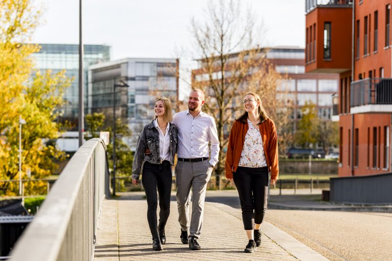 Alina, die Hochzeitsplanerin läuft mit dem Brautpaar durch die Loaction
