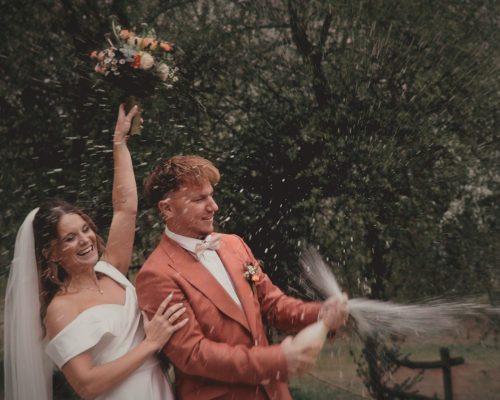 Brautpaar lässt Sekt knallen