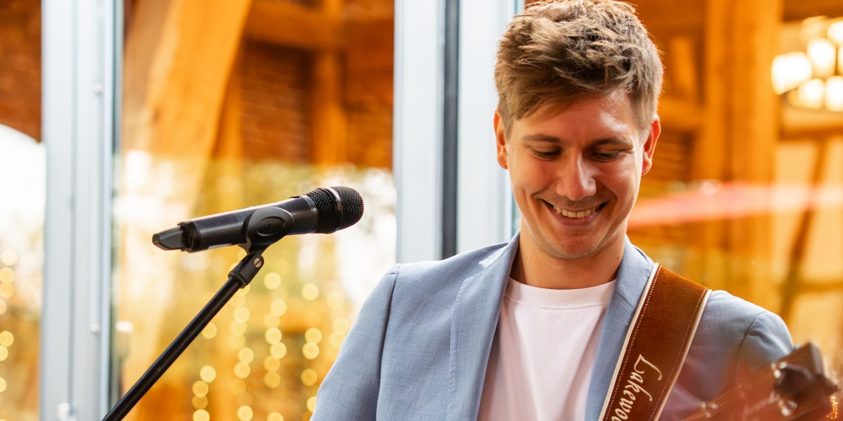 KILLI mit Gitarre vor einer Scheune