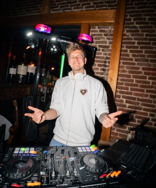 KILLI am DJ Pult und feiert