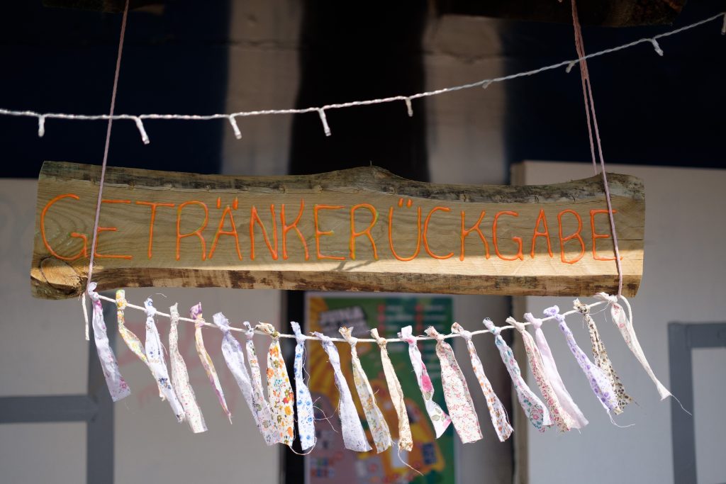 Schild_Festival_Hochzeit Schild für die Toiletten auf dem Getränkerückgabe steht