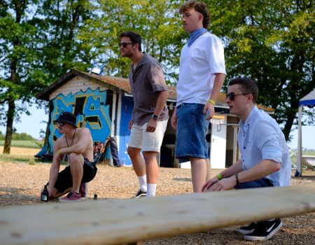 Spiel_Festival_Hochzeit vier Jungs spielen Flunky Ball