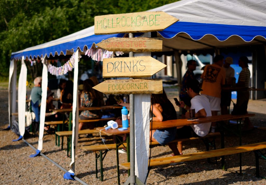 Wegweiser2_Festival_Hochzeit Wegweiser aus Holt auf einem Festival
