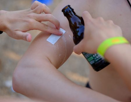 Tattoo_Festival_Hochzeit Klebe-Tattoo wird mit Bier angebraucht